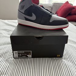 Men’s Jordan 1 Retro Mid Bred Shadow Size 13 $100