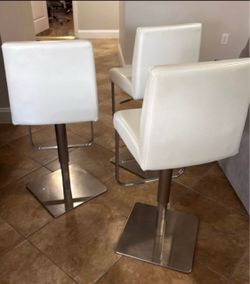 White Leather Bar Stools Set of 3/ Sillas para el caunter juego de 3.