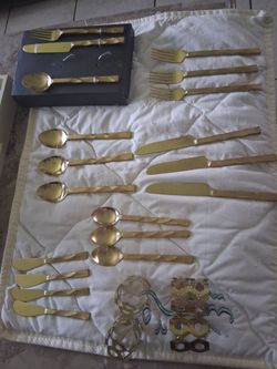 Juego De cubiertos dorados 19 piezas y 4 portaservilletas, Usados Buenas Condiciones