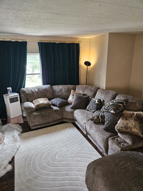 Electric Reclining Sectional (Must Go By 10/19)