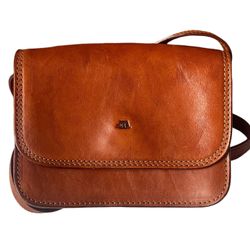 SOBDEALL vegetable tanned leather square cross-body bag (small)  Outer layer: Italian full-grain vegetable tanned cow leather Classic Bronze logo with