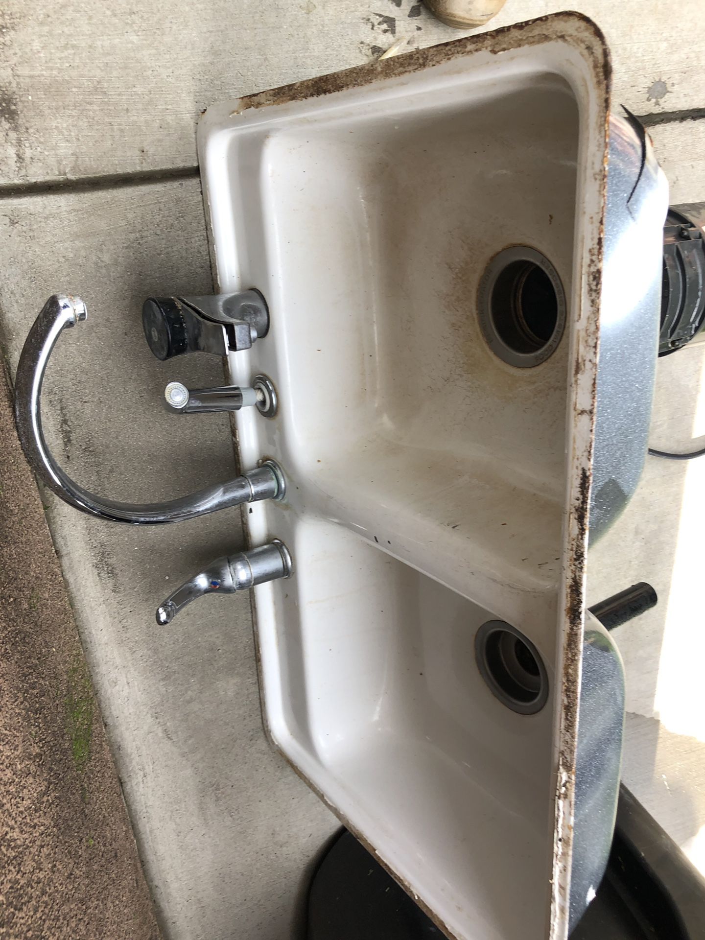 FREE USED KITCHEN SINK IN GOOD WORKING CONDITION