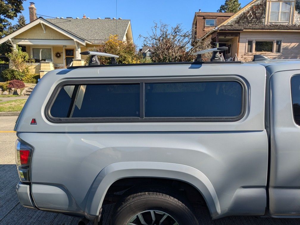 Used Truck Camper Shell: 2020 Leer 100XR. Fits Toyota Tacoma Extended/73" Bed, Color Cement. LOCAL PICKUP