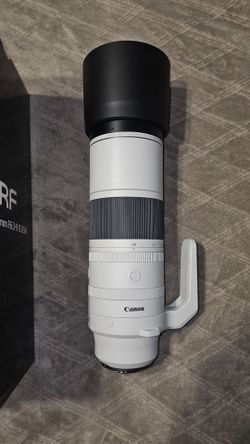 Mint condition absolutely like new Canon RF 200-800 Lens