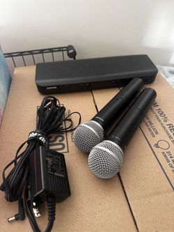 SHURE WIRELESS MICROPHONES LIKE NEW