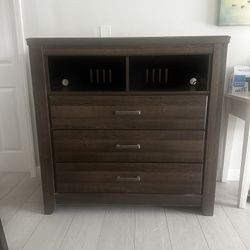 Chest Of Drawers / Dresser
