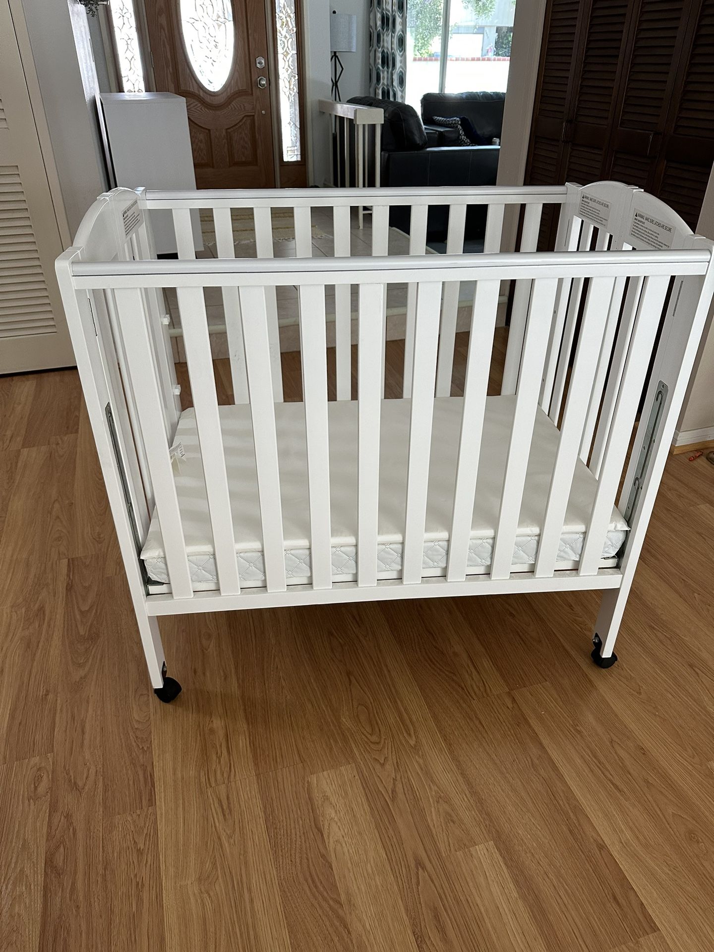 Dream On Me Portable Crib for Sale in San Diego, CA OfferUp