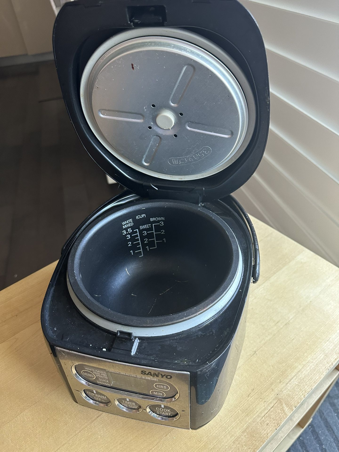 Sanyo Mini Rice Cooker for Sale in Windsor Hills, CA - OfferUp