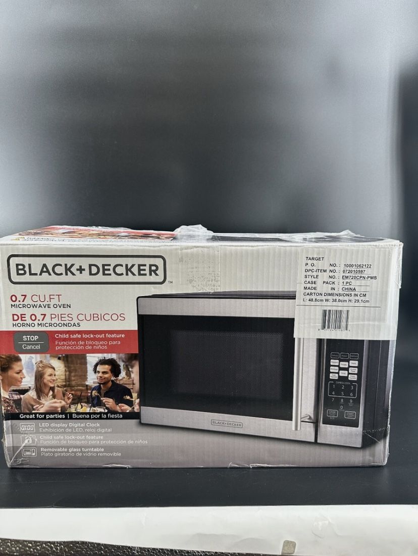 Black+Decker 0.7 Cu Ft 700W Stainless Steel Microwave