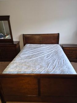 Queen Dark Wood 3 Piece Bedroom Set