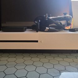 Xbox One S (Like New)