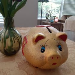 ORIENTAL DECOR A SMALL CERAMIC GOLDEN PIGGY BANK 