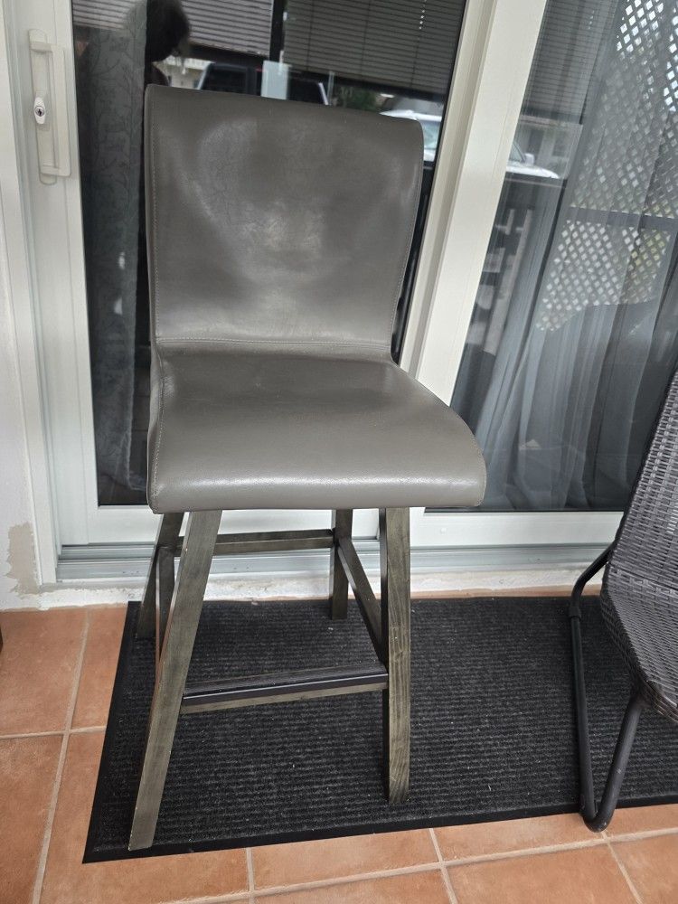 2 SWIVEL BARSTOOLS