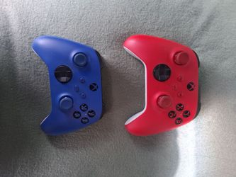2 Xbox one controllers