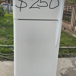 2015 Frigidaire Refrigerator 18 Cu Ft Very Clean 