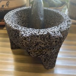 Molcajete Chico de piedra volcánica Mide 6” 