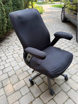 Black rolling desk chair
