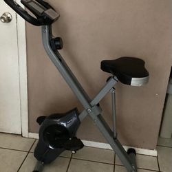 STATIONARY/FOLDING EXERCISE BIKE IN GREAT CONDITION 