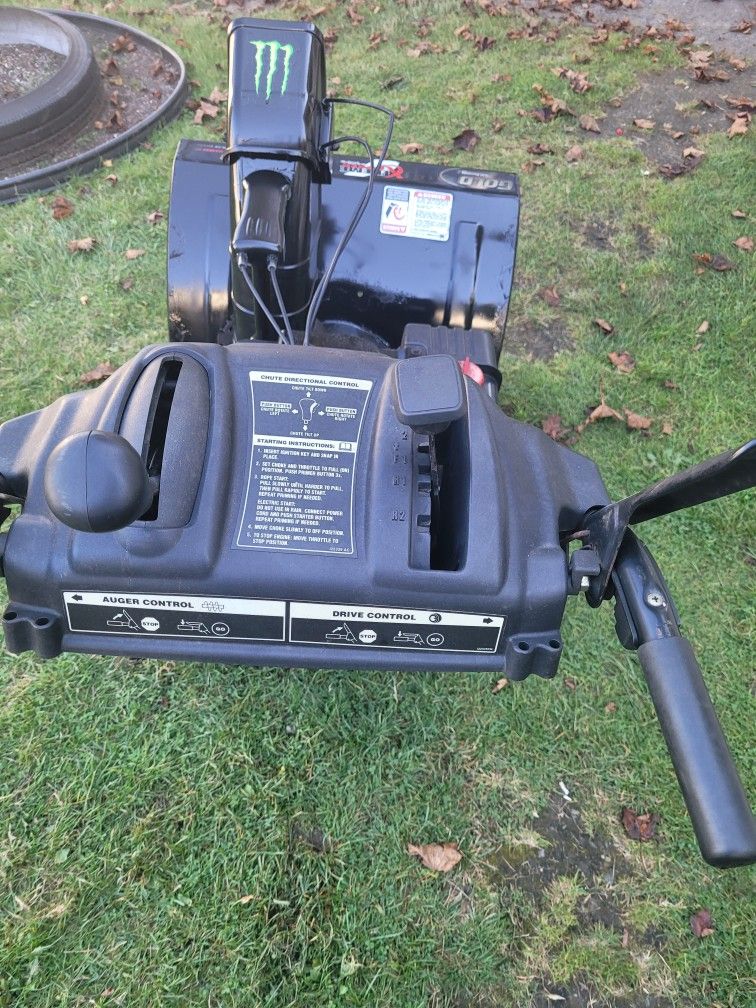 Yard machine gold 8.5 hp .. Snow blower .26 Clearing width . 4 way chute Control. Extreme auger.heavy Duty .. This unit runs great..