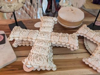 Seashell chic decor