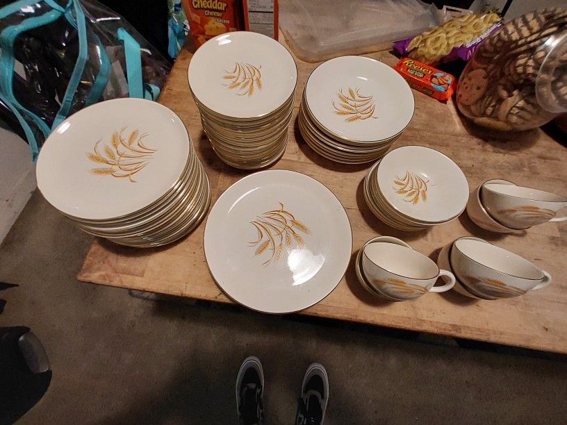 64 Pc. Set .....Golden Wheat 22K Gold Oven Proof Made IN The USA ๐บ๐ธ