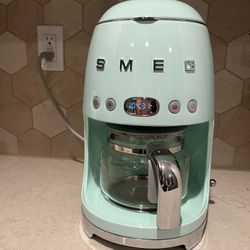 Smeg 10-Cup Drip Coffee Maker