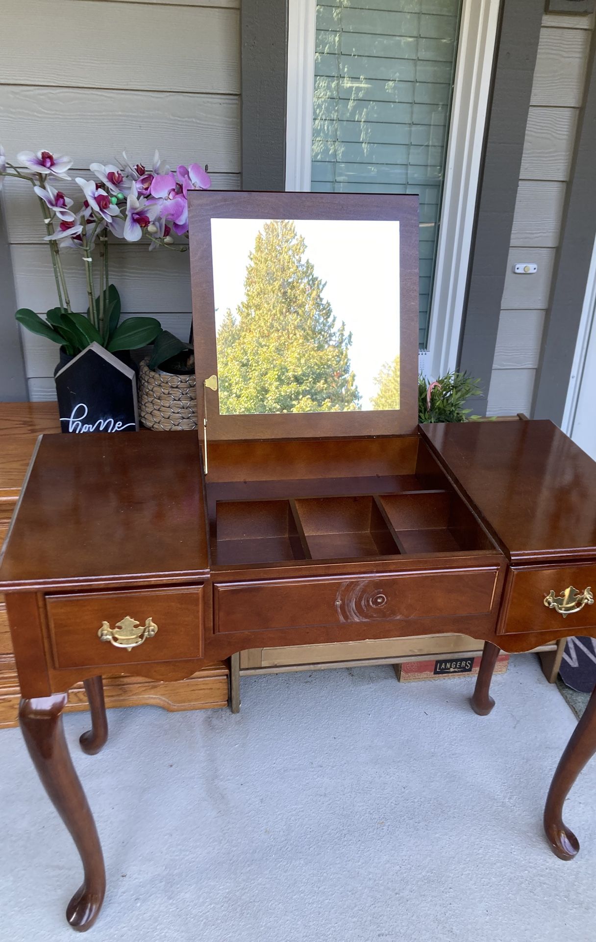 Make Up Table