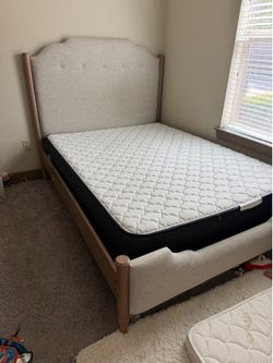 MOVING SALE!!! Rooms to go Queen bed frame