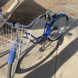 Ladies Schwinn bike With All The Accessories 