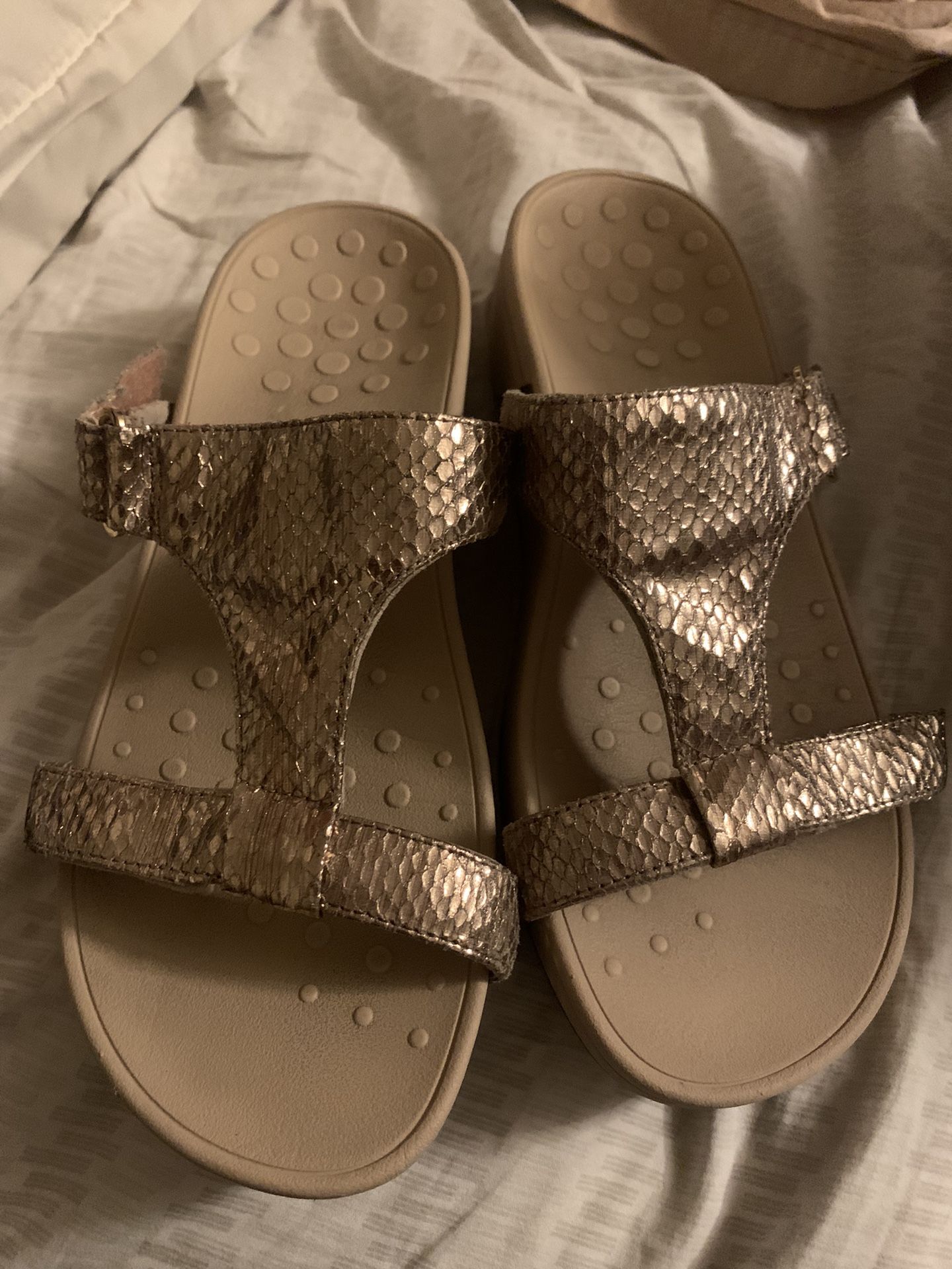 Vionic - Ellie, Metallic Snake Rose Gold Size 10 Women’s Rose gold Summer Sandals!