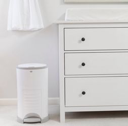 Diaper dekor Hands Free Diaper plus Pail With Free Refills