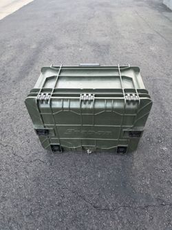 Snap on rolling tool chest