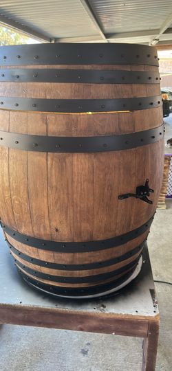 Mini bar con luz//Barrel of Whisky