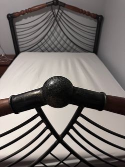 Queen-size decorative metal and wood heavy-duty bedroom set