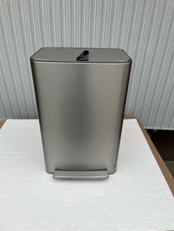 Used Kohler 47L Step Trash Can, Step is not opening the lid.