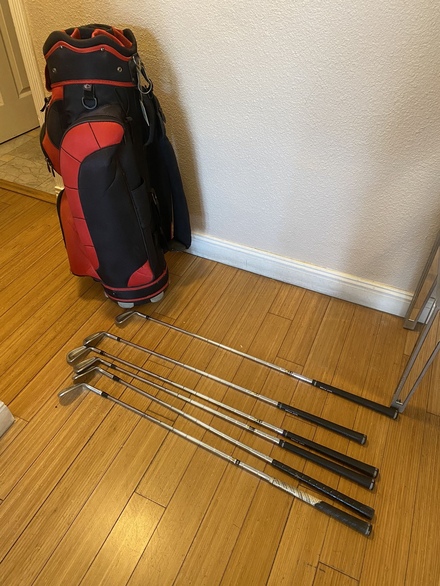 Adult Titleist Golf Club Set 6 Clubs 5004, 56, Etc And Bag for Sale in