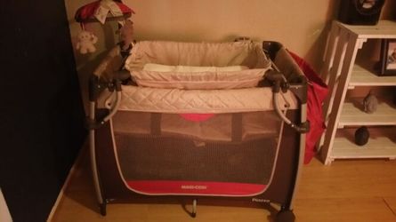 Maxi cosi play yard (play pen )
