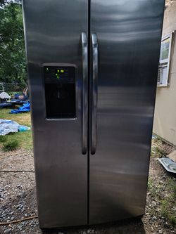Beautiful working condition fridge everything works ice maker and water asking 170 or best offer can deliver for small fee