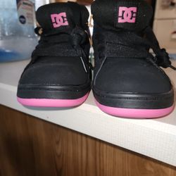 BRAND NEW! WOMENS  DC SHOES SIZE 6