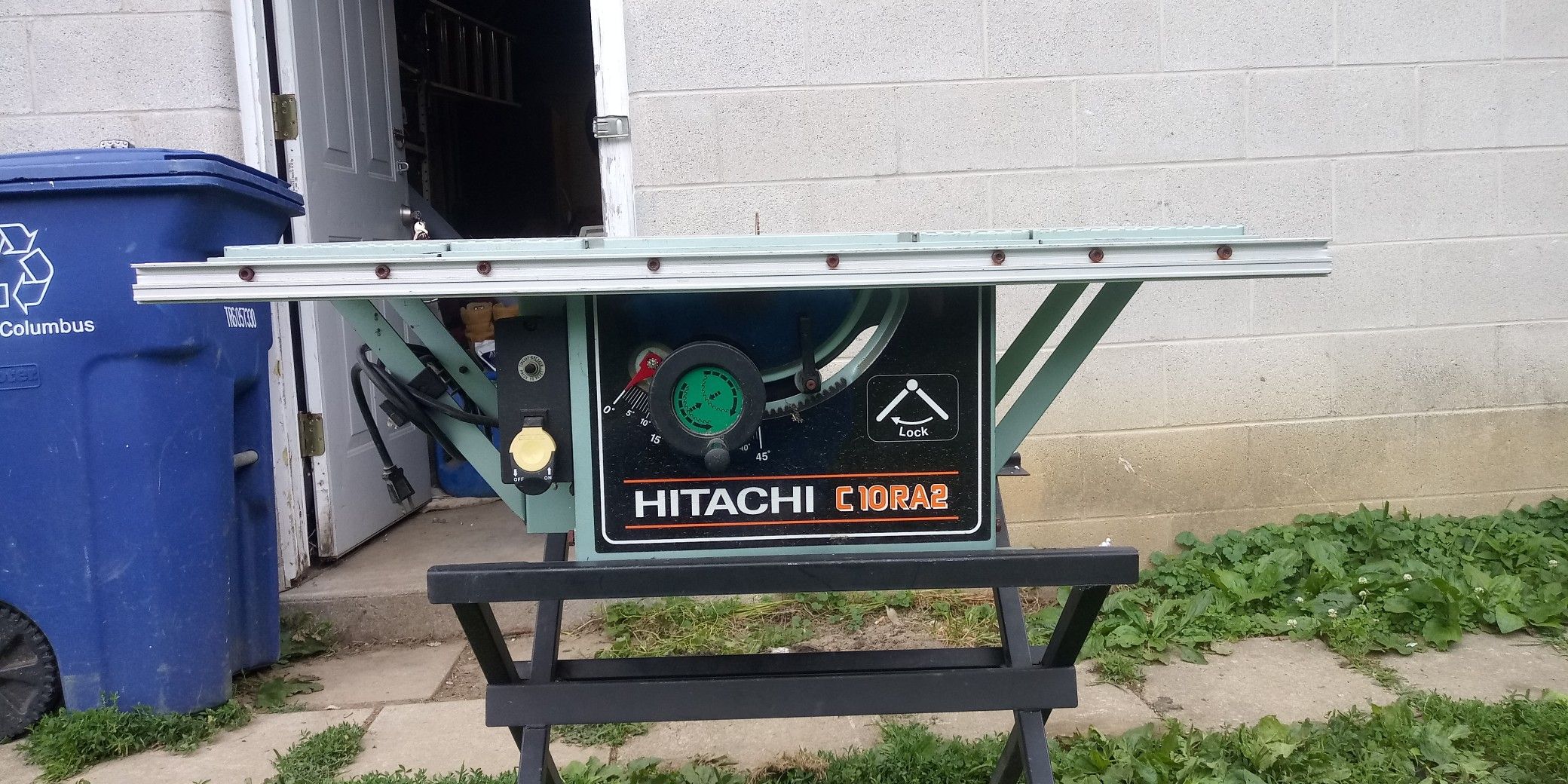 Hitachi table saw 10 inch blade.. Make me an offer.