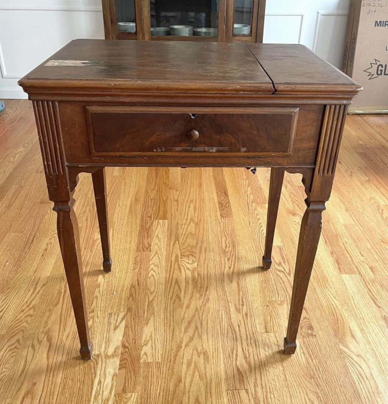 Antique Singer Sewing Table With Machine for Sale in Houston, TX - OfferUp