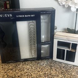 2 Sets Of Bathroom Accessories 
