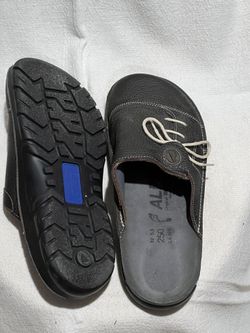 Birkenstock “Alpro” - brown with button over white laces