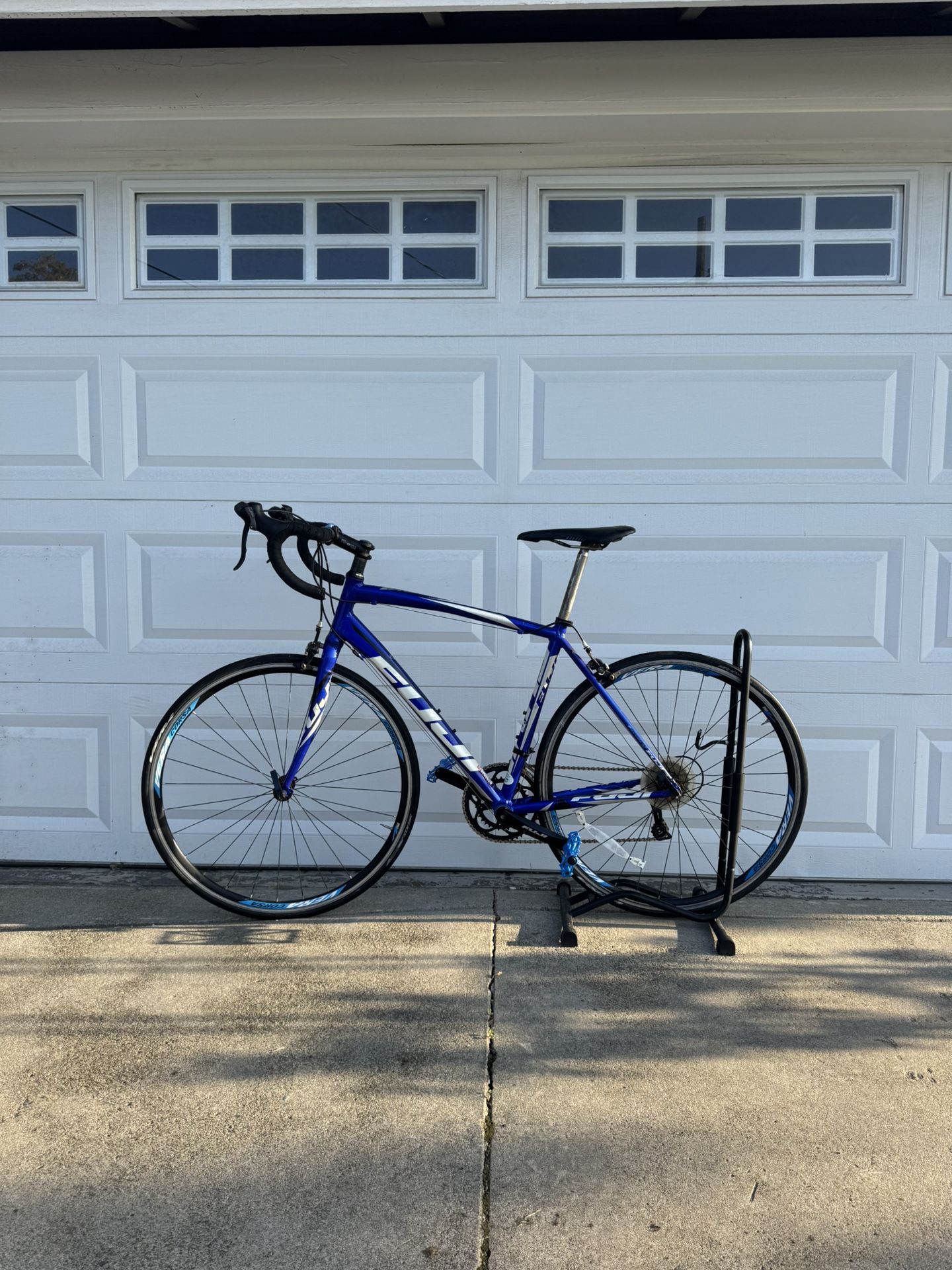 Fuji Sportif road bike, medium frame, 700c wheels, Shimano Claris.