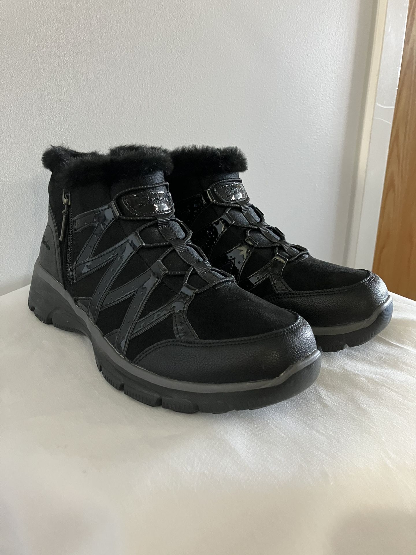 Skechers Foot Wear Size 7.5 Relaxed Fit Memory Foam Man Made And Textile Upper Brand New