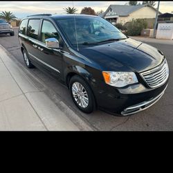 2015 Chrysler Town and Country 81k miles