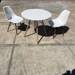 White Round table 2 Chairs