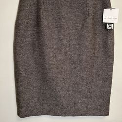 Women's new winter skirt.Size 10.$35.