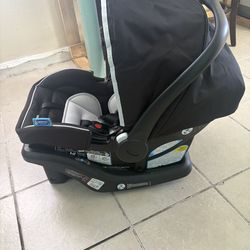 Car  seat color negro con gris.