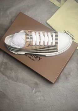 Burberry Shoes 🐻 